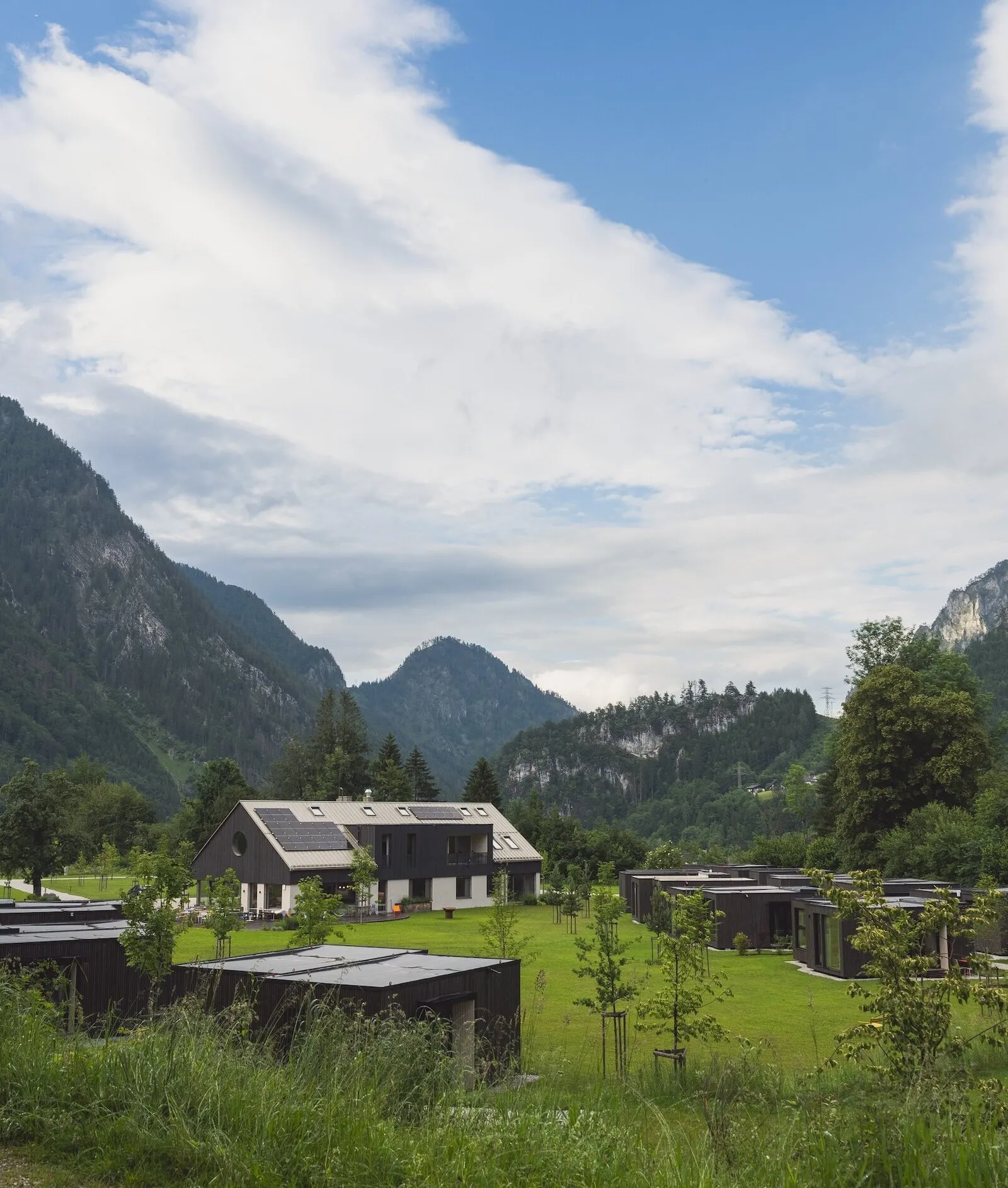 The Campus Alps im Talboden bei Hieflau — Clubhaus und Tiny Homes zwischen Wiesen und Bergen